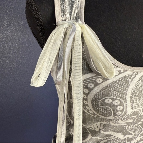 Sparkle & Fade Cream & Gray Tie Front Tank Top, Size Small - Picture 3 of 10